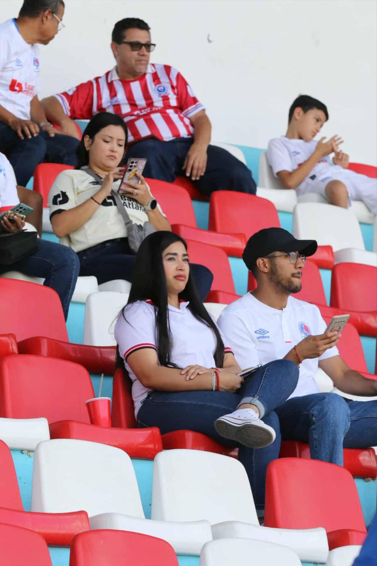 Belleza en el derbi Olimpia vs Motagua: las aficionadas engalanan el ambiente que se vive en Tegucigalpa