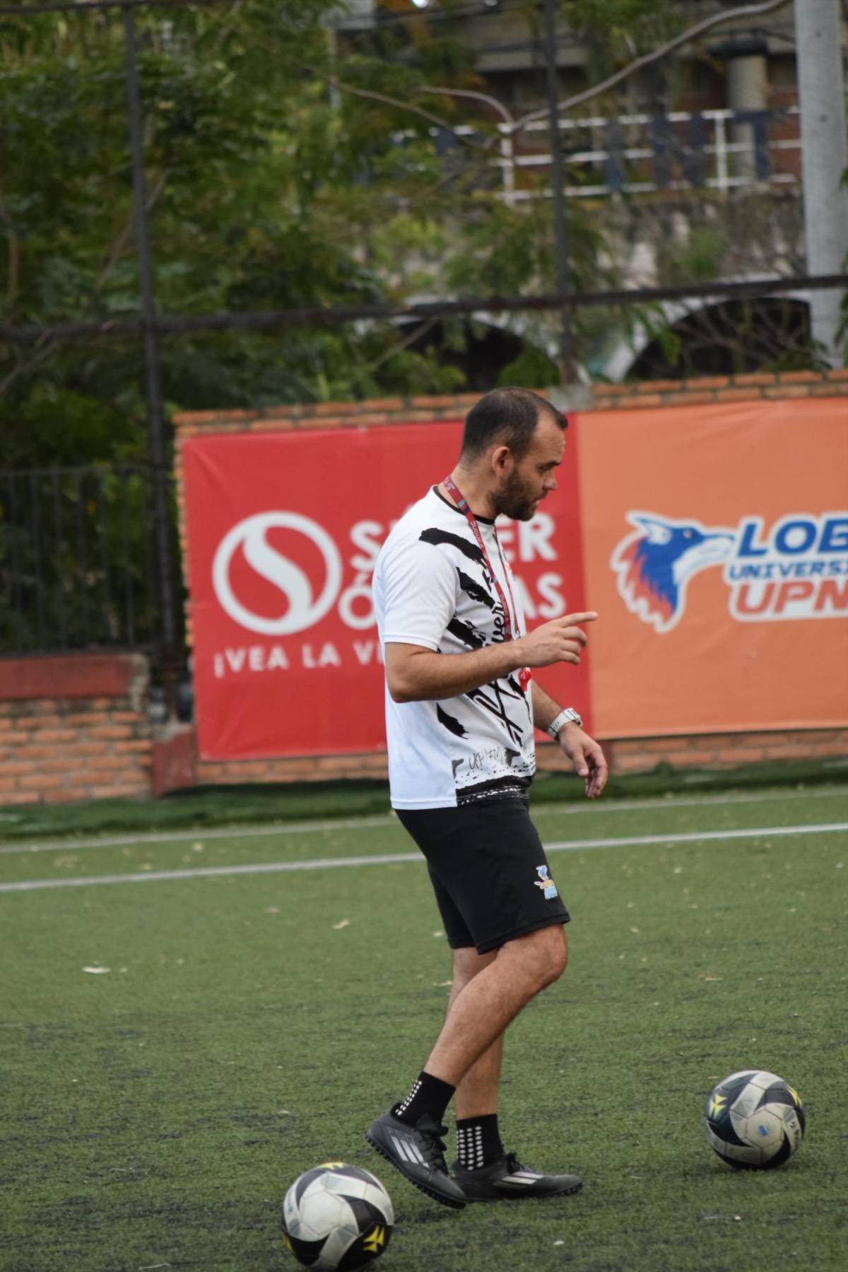 Pagó con su dinero el boleto de avión, pero dejó la concentración por falta de apoyo: el 'loco' que hizo historia con la Selección Femenina de Futsal