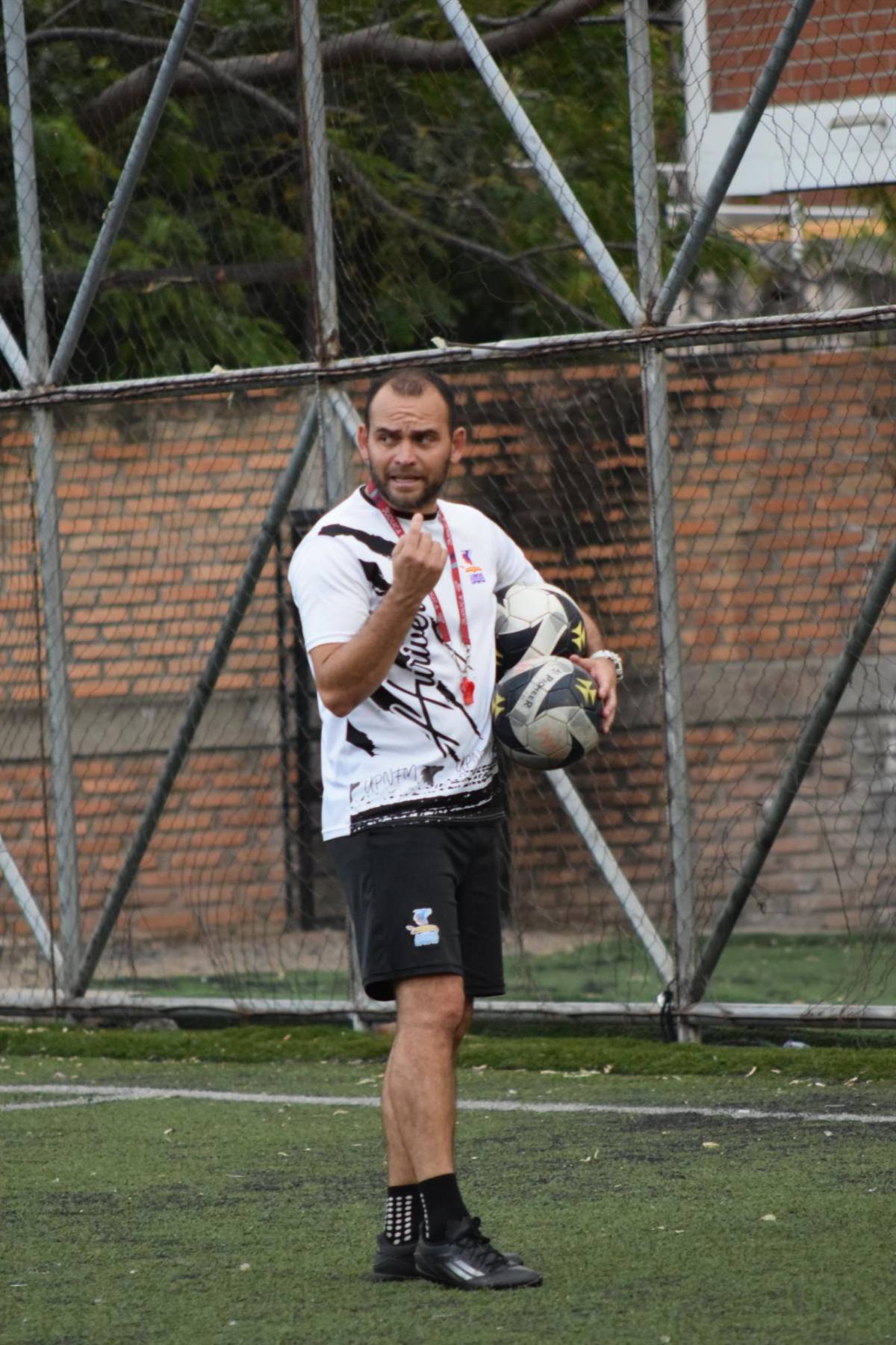 Pagó con su dinero el boleto de avión, pero dejó la concentración por falta de apoyo: el 'loco' que hizo historia con la Selección Femenina de Futsal
