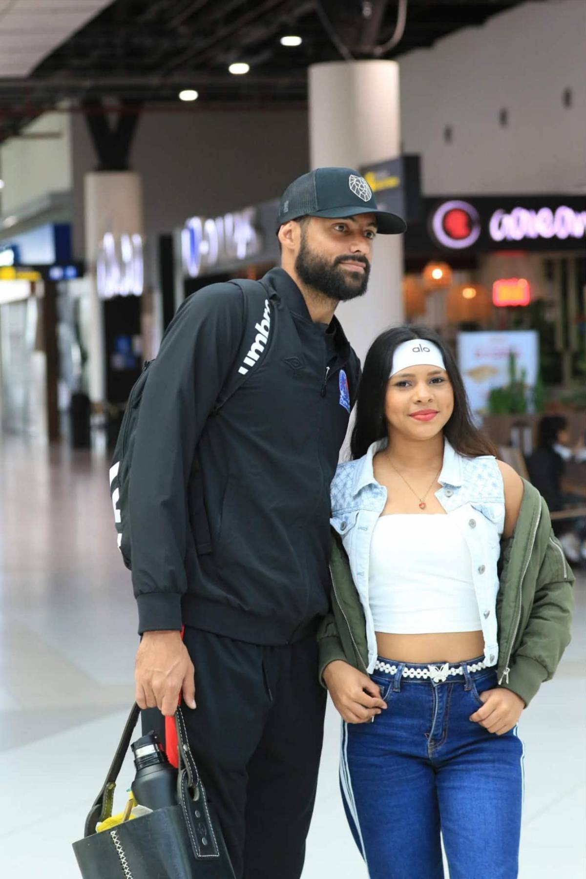 Menjívar y Edwin fueron sorprendidos y fan robó suspiros: Olimpia voló a Panamá