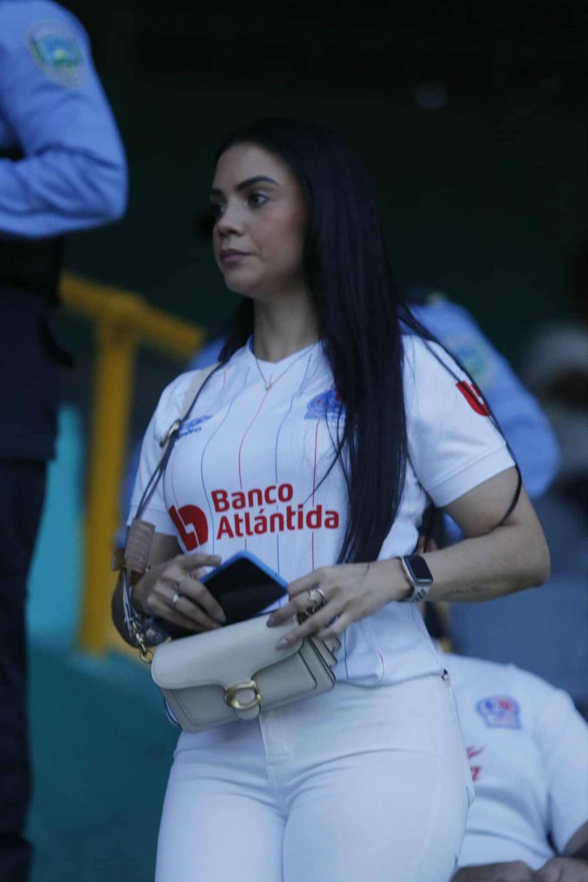 ¡Mis amores, las amo! Se soltaron las bellezas en el Morazán para el Olimpia-Génesis, ¿quién es la chica de rojo?