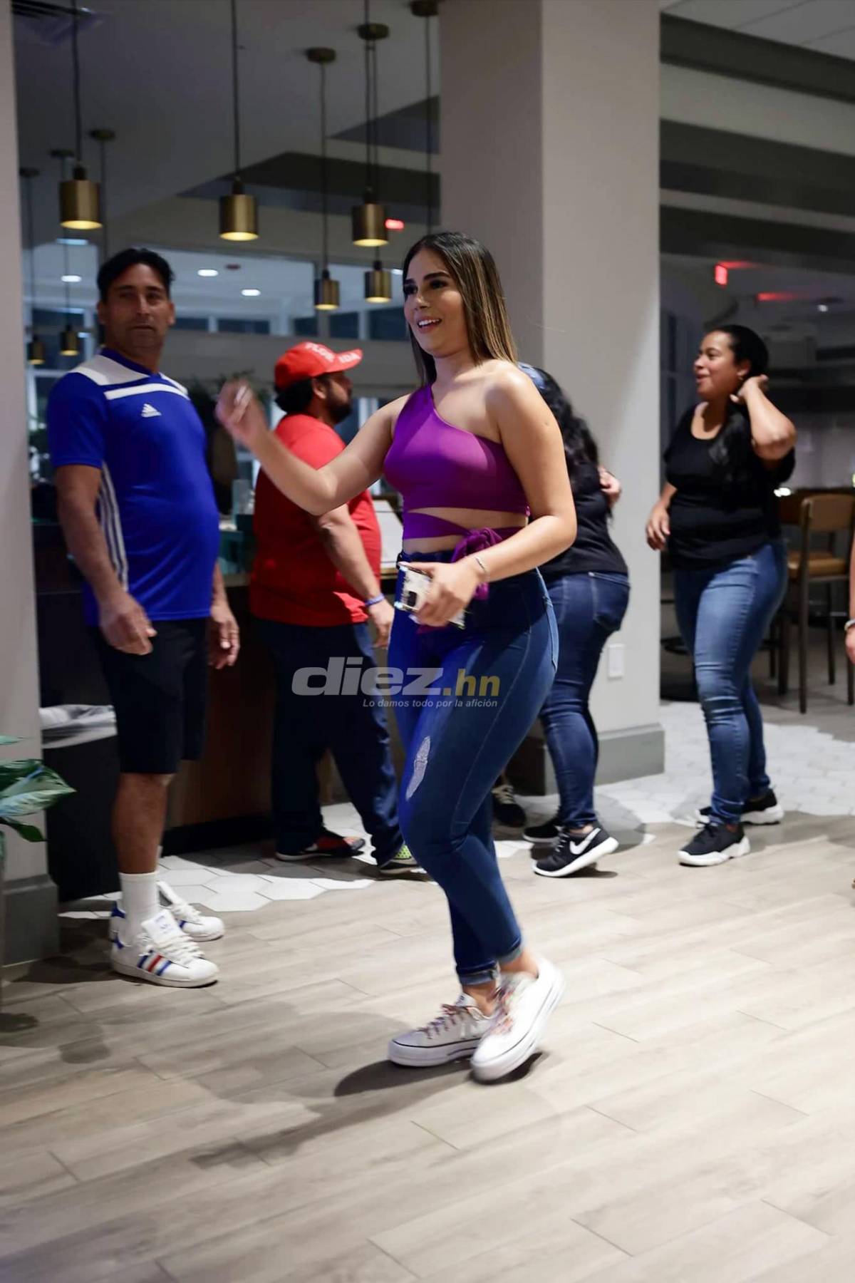 ¿Quién es la hermosa chica que se acercó a Diego Vázquez? Las fotos de la llegada a Miami de la Selección de Honduras