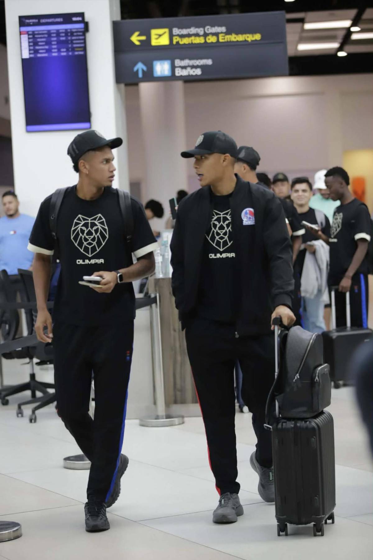Menjívar y Edwin fueron sorprendidos y fan robó suspiros: Olimpia voló a Panamá