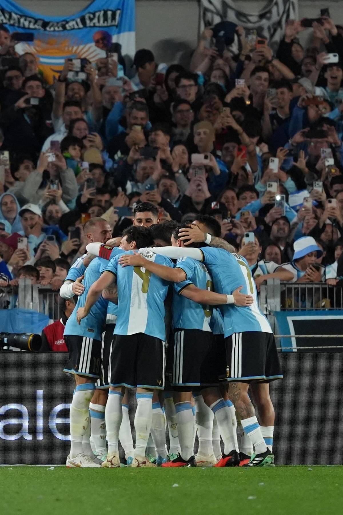 Adiós Messi: Scaloni se quiebra, las lágrimas de Leo y el regalo que le dio el árbitro
