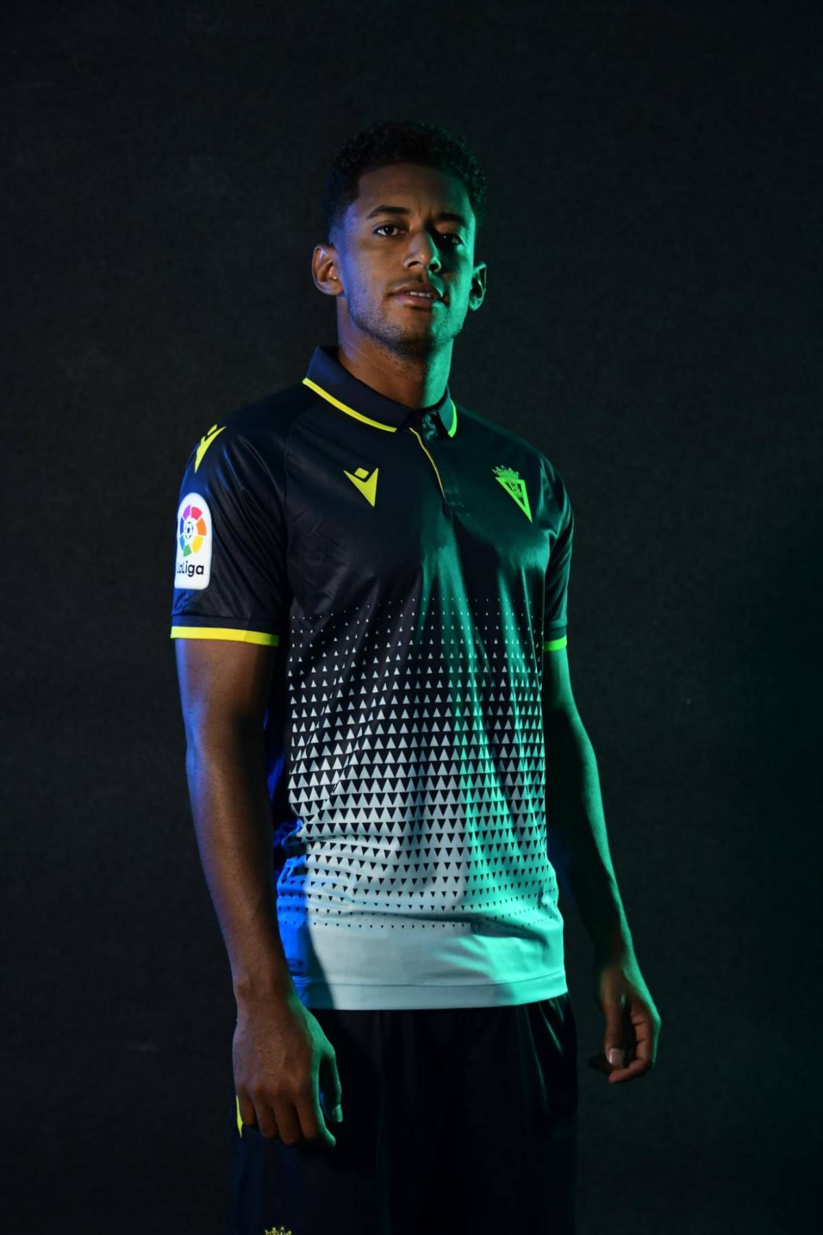 Con “Choco” Lozano de figura, el Cádiz lanza su nueva indumentaria para la presente temporada en LaLiga de España