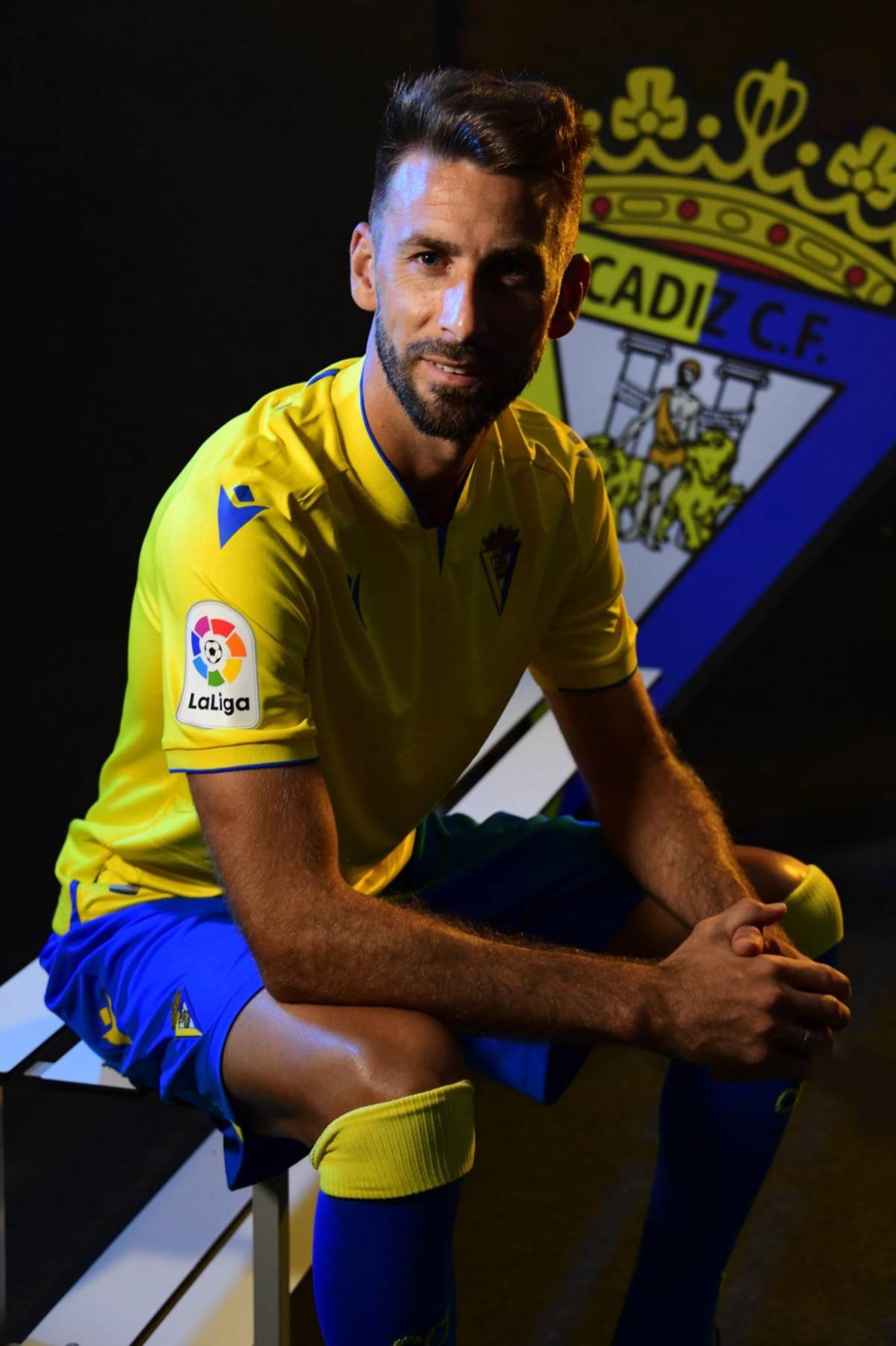 Con “Choco” Lozano de figura, el Cádiz lanza su nueva indumentaria para la presente temporada en LaLiga de España