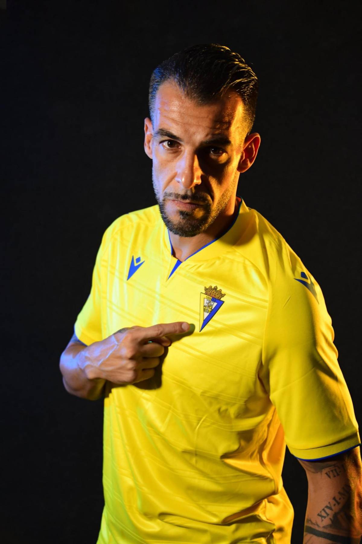 Con “Choco” Lozano de figura, el Cádiz lanza su nueva indumentaria para la presente temporada en LaLiga de España