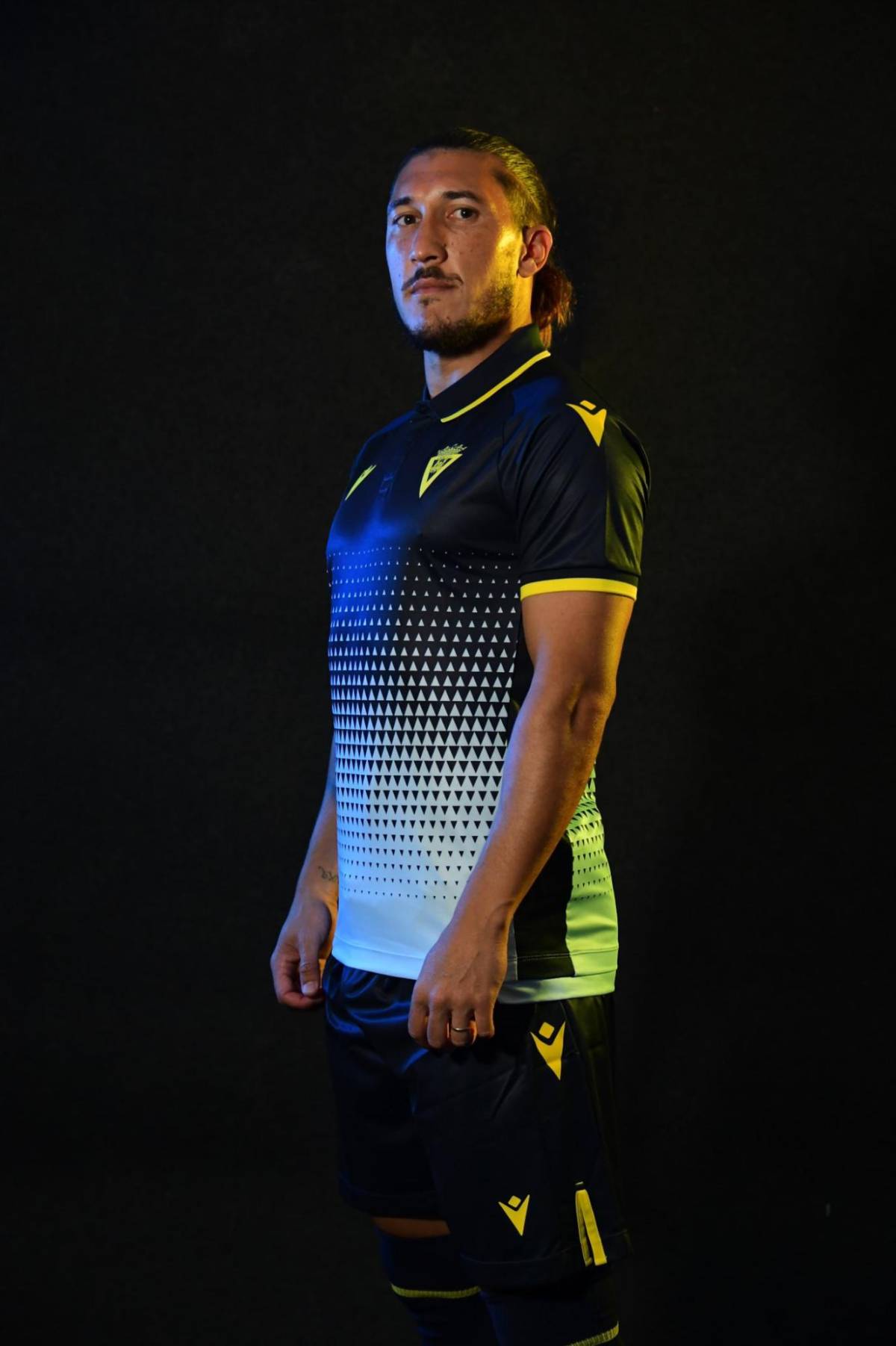 Con “Choco” Lozano de figura, el Cádiz lanza su nueva indumentaria para la presente temporada en LaLiga de España