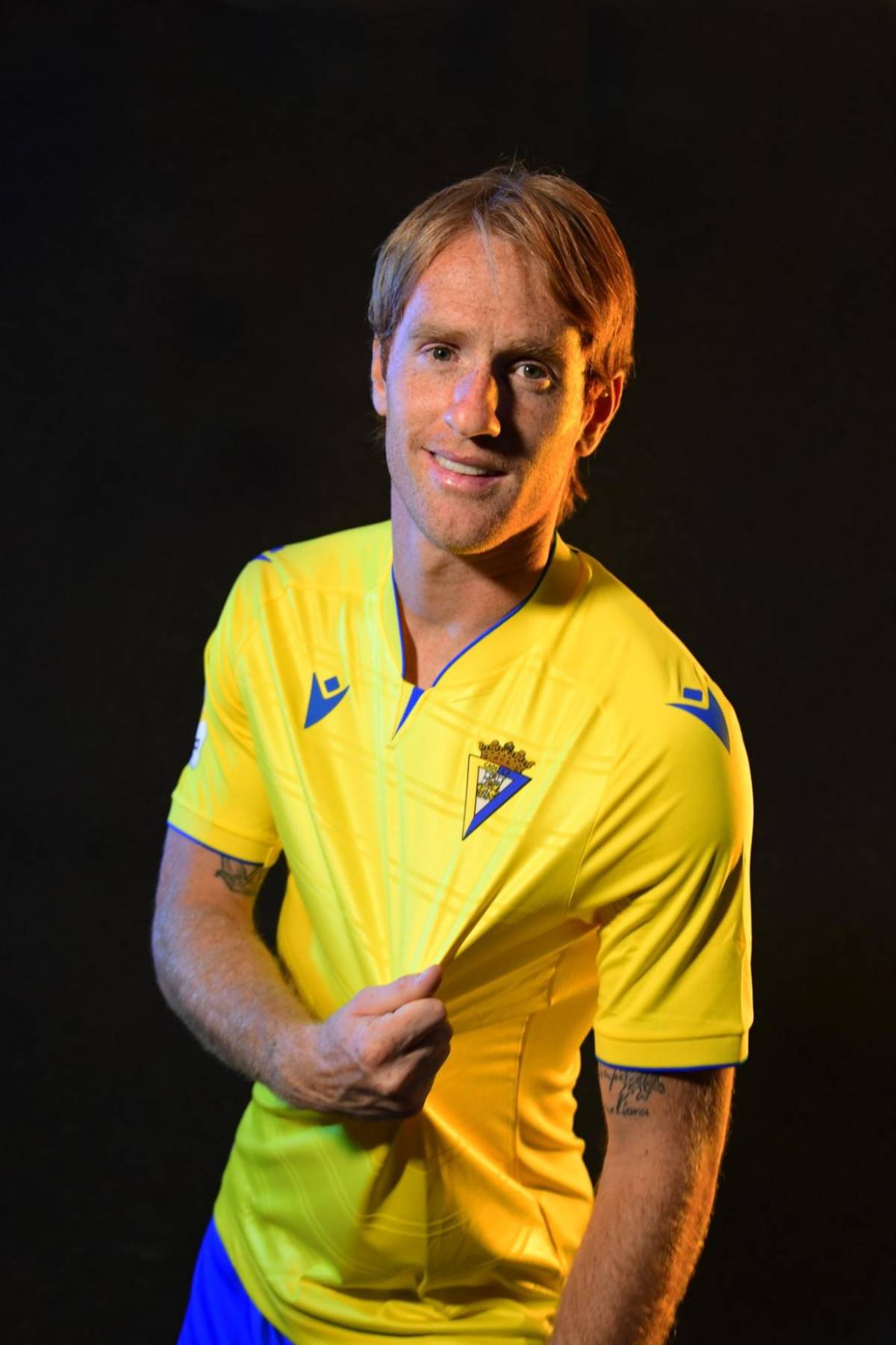 Con “Choco” Lozano de figura, el Cádiz lanza su nueva indumentaria para la presente temporada en LaLiga de España