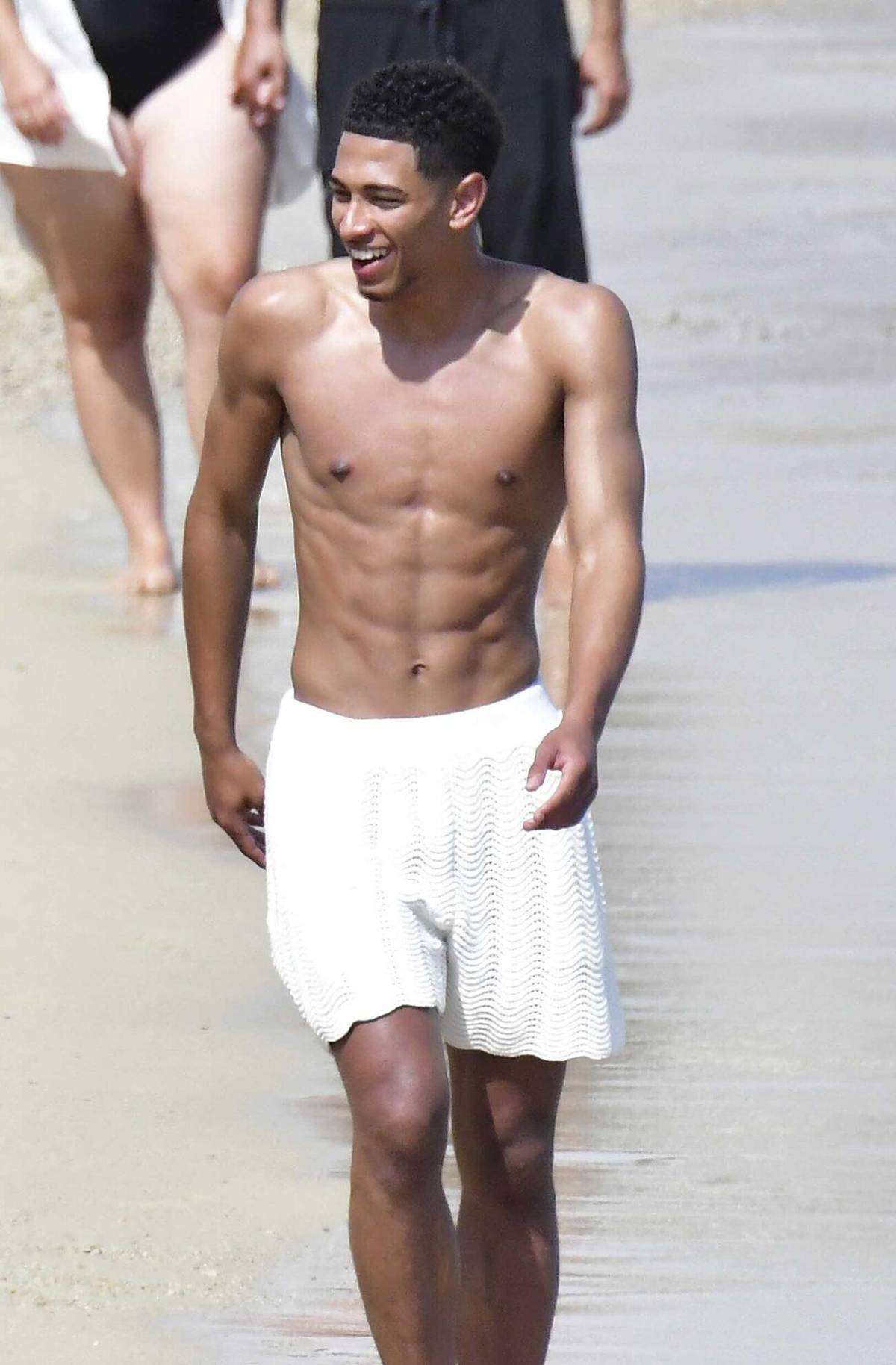 Bien acompañado: el nuevo fichaje del Real Madrid disfruta de las vacaciones en una famosa isla de Grecia