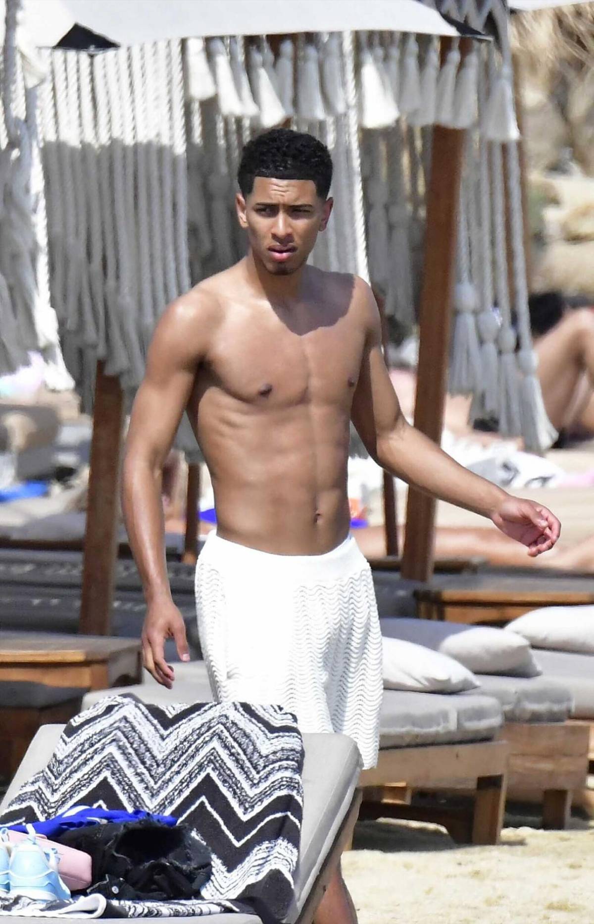 Bien acompañado: el nuevo fichaje del Real Madrid disfruta de las vacaciones en una famosa isla de Grecia