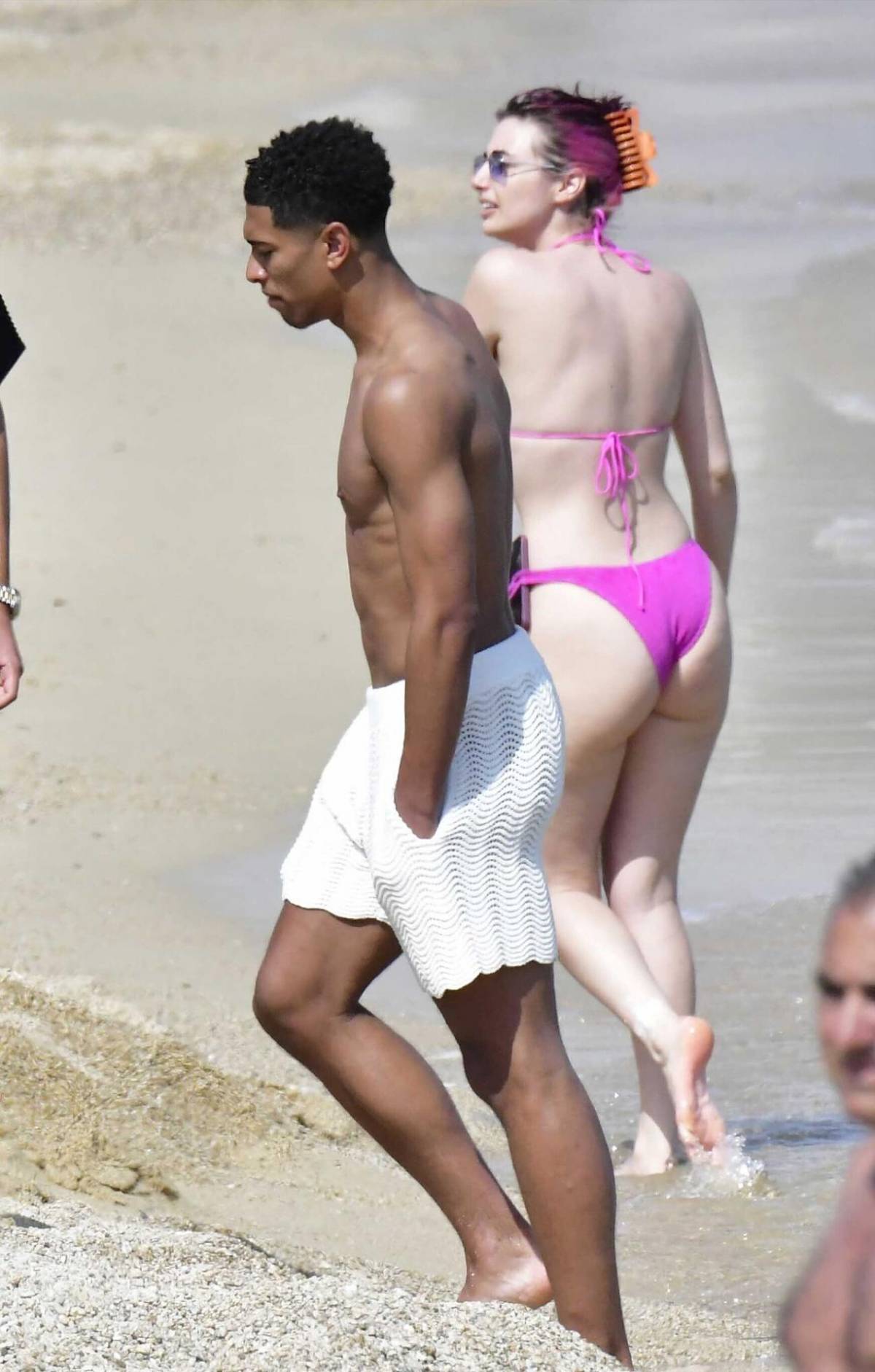 Bien acompañado: el nuevo fichaje del Real Madrid disfruta de las vacaciones en una famosa isla de Grecia