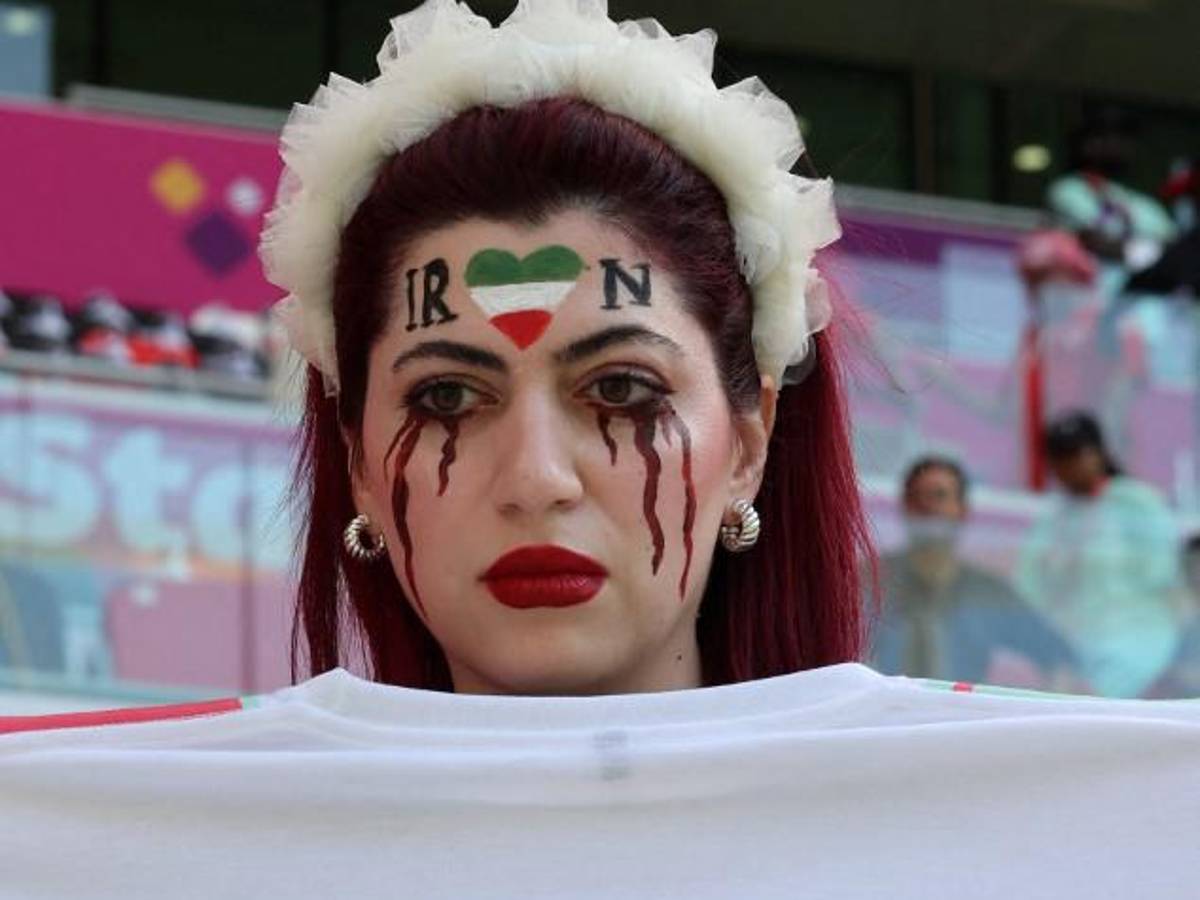 Rodillazo a la cara: así fue la primera expulsión del Mundial, la frustración de Bale y la locura de Irán tras derrotar a Gales