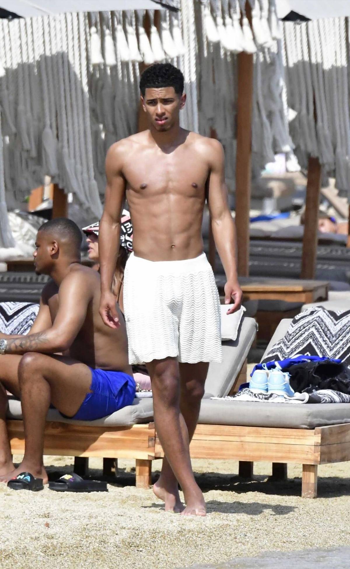 Bien acompañado: el nuevo fichaje del Real Madrid disfruta de las vacaciones en una famosa isla de Grecia