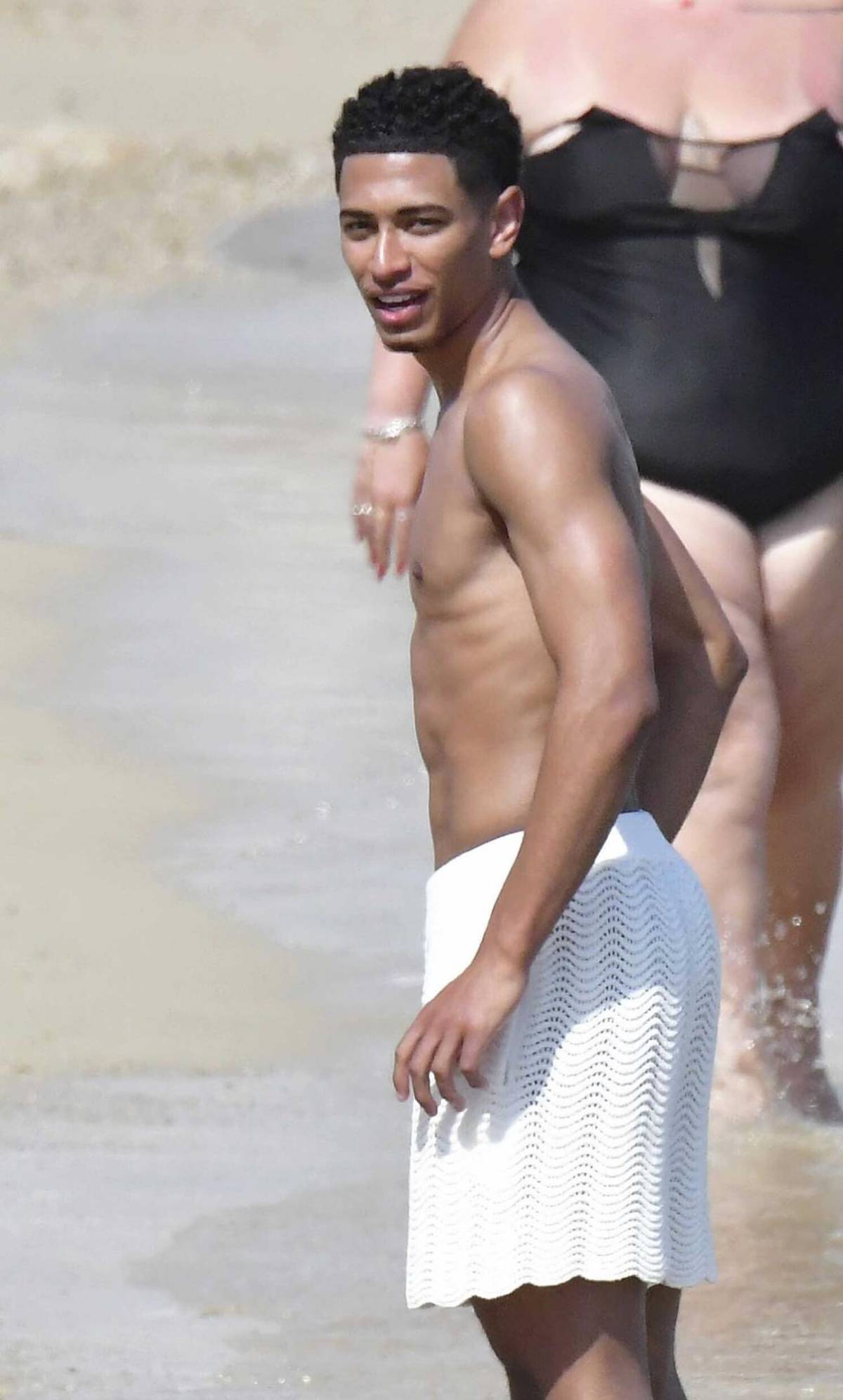 Bien acompañado: el nuevo fichaje del Real Madrid disfruta de las vacaciones en una famosa isla de Grecia