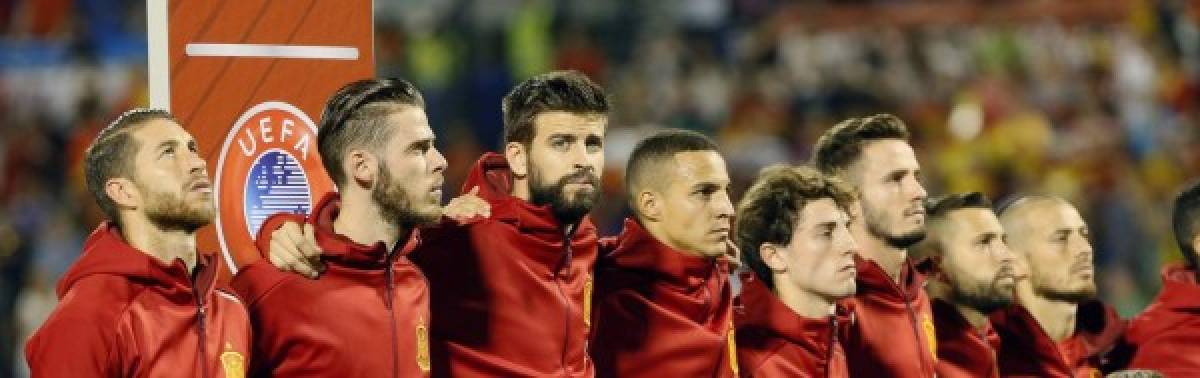 Lo que no se vio en TV: Polémica actitud de Piqué en el himno y el festejo de España en camerinos