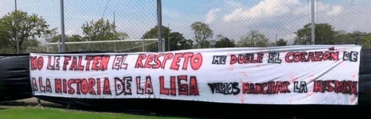 ¡Guerra en Alajuelense! Les dejan carteles amenazantes antes de viajar a Honduras