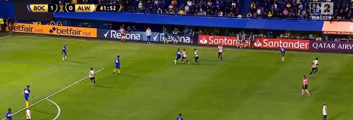 Patadón en el rostro y zafarrancho en La Bombonera: la brutal agresión en la cara a futbolista de Boca Juniors