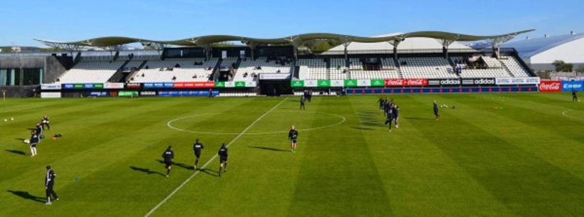 Las increíbles y bellas canchas de Islandia donde se juega fútbol profesional
