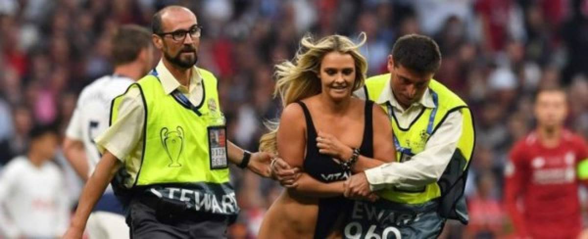 FOTOS: La infartante rubia que se metió a la cancha en la final de la Champions League