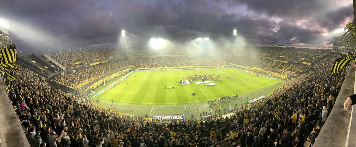 Un infierno: Peñarol se consagró campeón de Uruguay tras vencer a Fénix y así fue la tremenda celebración