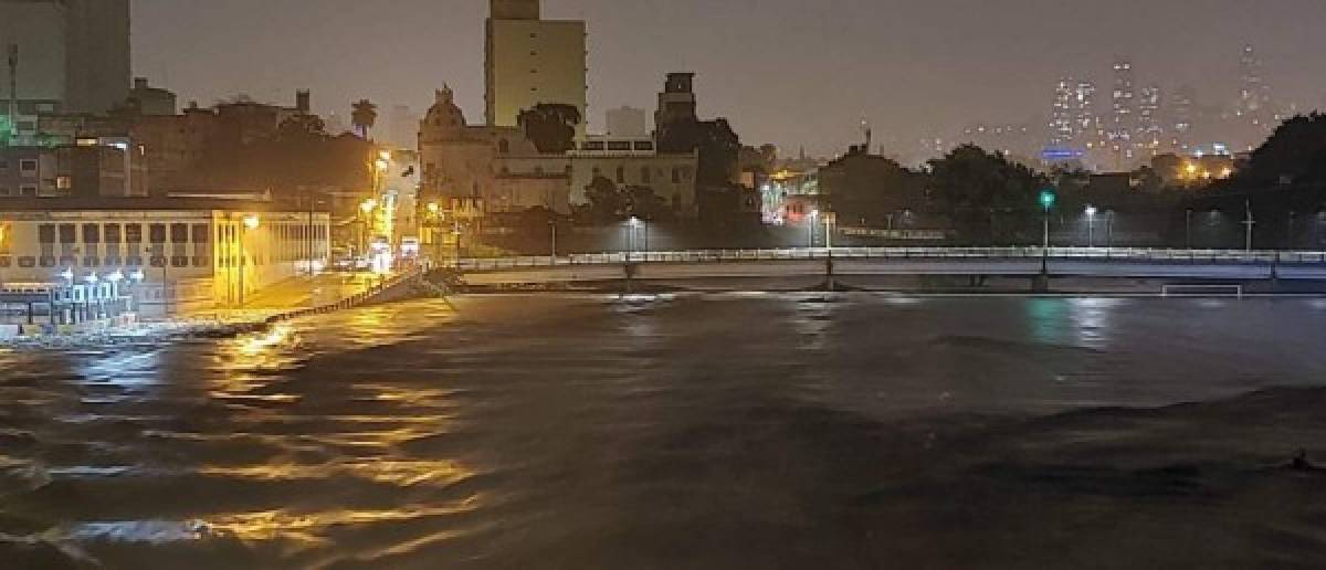 Impactantes fotos: El río Choluteca se desbordó en la primera avenida del centro de Tegucigalpa