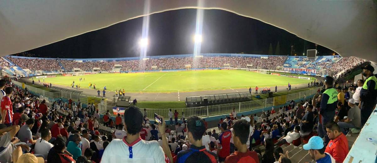 ¡Increíble llenazo! Aglomeración de aficionados a las afueras del estadio Nacional es una locura previo al Olimpia-Municipal
