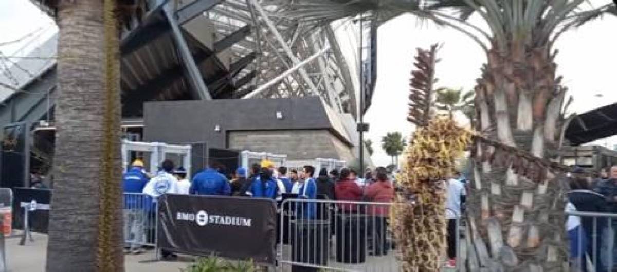 Ambientazo en el BMO Stadium: color catracho, clima frío en Los Ángeles y el uniforme que usó Honduras ante El Salvador