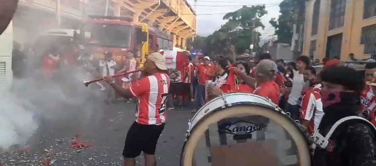 ¡Tremenda fiesta en La Ceiba! Aficionados del Vida se toman la calle festejando el triunfo que los acerca a la salvación
