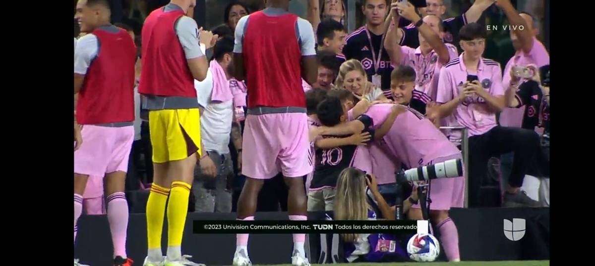 Así fue el debut de Messi con el Inter Miami ante Cruz Azul: Abrazo con una leyenda, el gesto del capitán y golazo de tiro libre