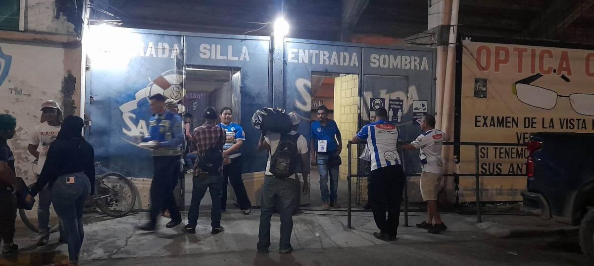 Futbolista aparece enyesado, otro regaló sus tacos, el reencuentro con sus amigos y una selfie del recuerdo en La Ceiba