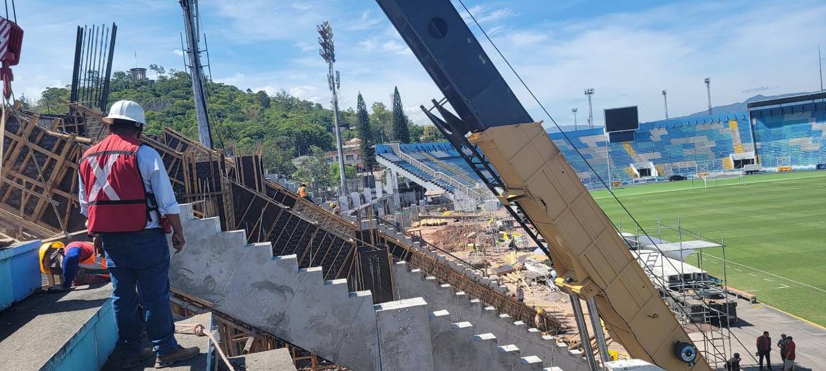 Así comienzan los trabajos de instalación de las nuevas graderías del sector de Sol del estadio Nacional Chelato Uclés