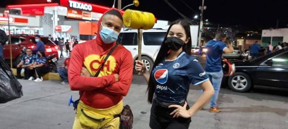 No se vio por TV: Con camiseta de Olimpia apoyando a Motagua, el beso y el 'invitado' en el palco