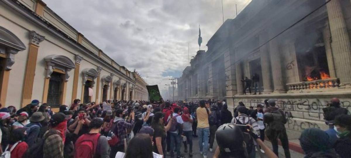 Guatemaltecos enardecidos incendian el Congreso Nacional exigiendo la renuncia del presidente Alejandro Giammattei