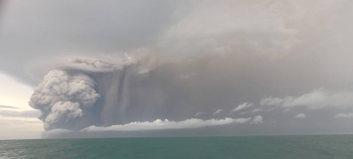 Las impactantes imágenes en Tonga tras la erupción de un volcán submarino  que provoca alertas de Tsunami