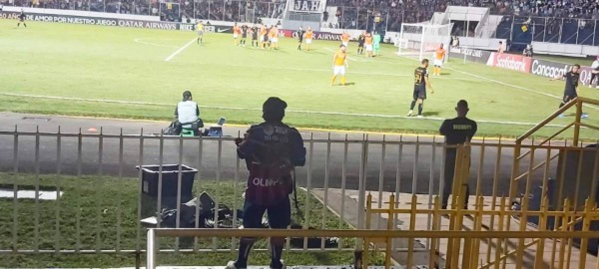 No se vio por TV: Con camiseta de Olimpia apoyando a Motagua, el beso y el 'invitado' en el palco