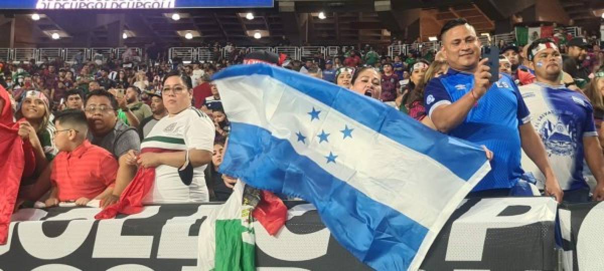 La hondureña que lloró con el himno: El espectacular ambiente en el State Farm Stadium de Arizona