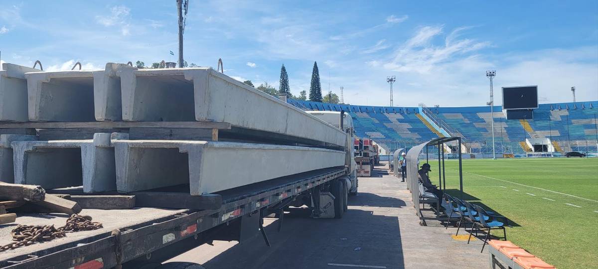 Así comienzan los trabajos de instalación de las nuevas graderías del sector de Sol del estadio Nacional Chelato Uclés