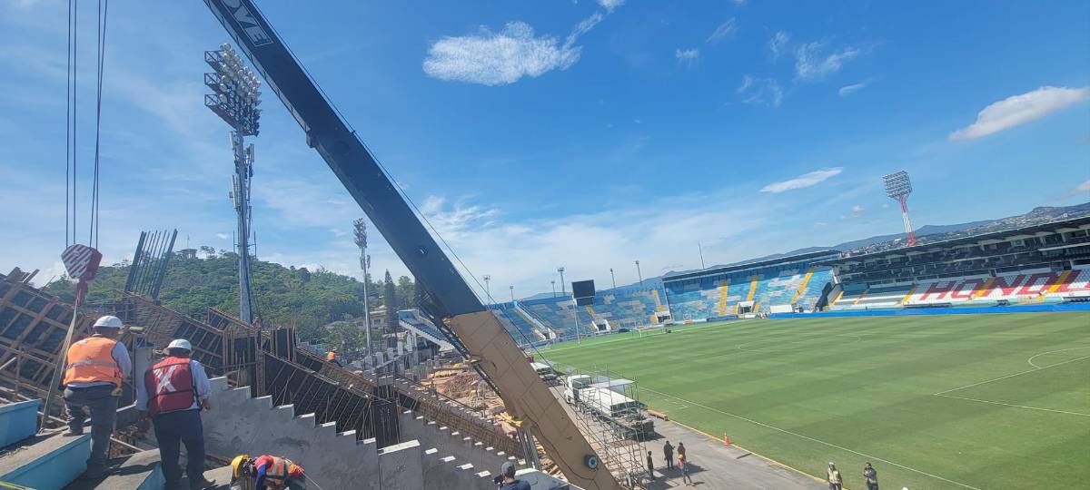 Así comienzan los trabajos de instalación de las nuevas graderías del sector de Sol del estadio Nacional Chelato Uclés