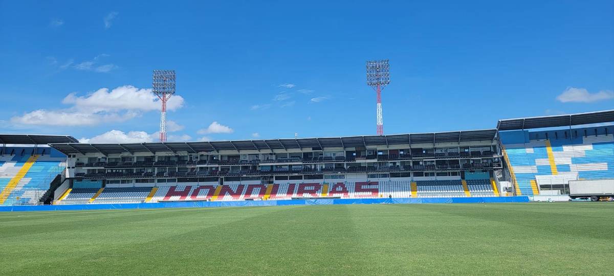Así comienzan los trabajos de instalación de las nuevas graderías del sector de Sol del estadio Nacional Chelato Uclés