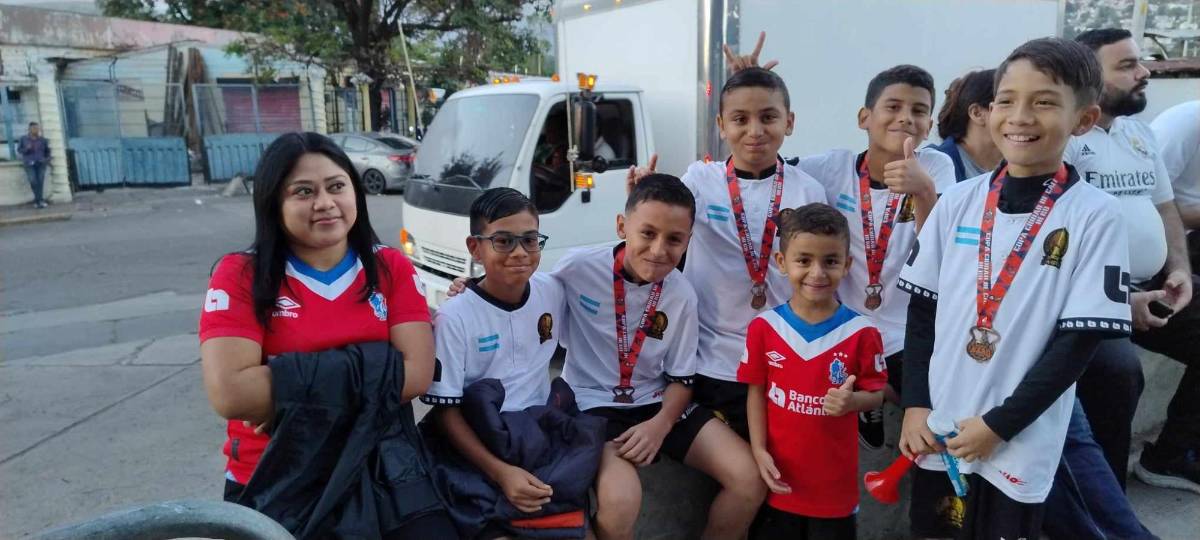 Olimpia vs Olancho FC: Los ‘gringos’ y venezolanos y lo que estos niños hicieron a los jugadores de potros en su llegada
