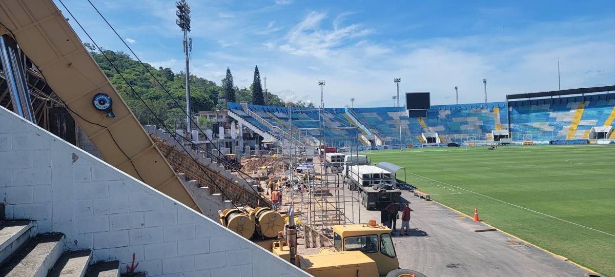 Así comienzan los trabajos de instalación de las nuevas graderías del sector de Sol del estadio Nacional Chelato Uclés