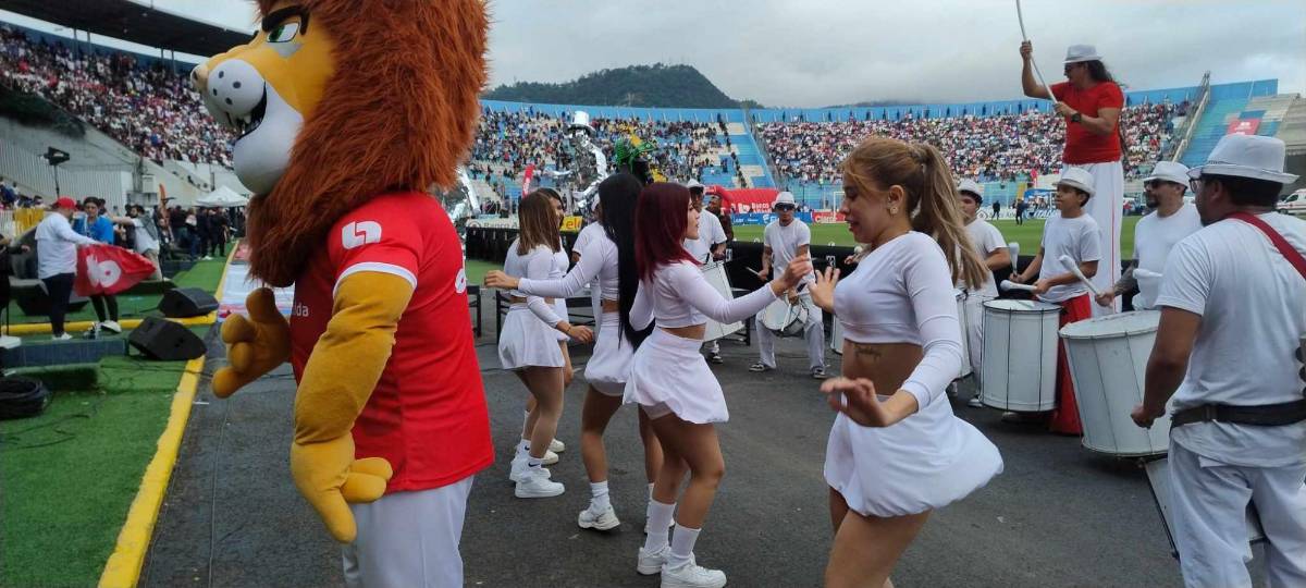Derroche de belleza en la final: aficionadas, edecanes y presentadores disfrutan del Olimpia vs Motagua