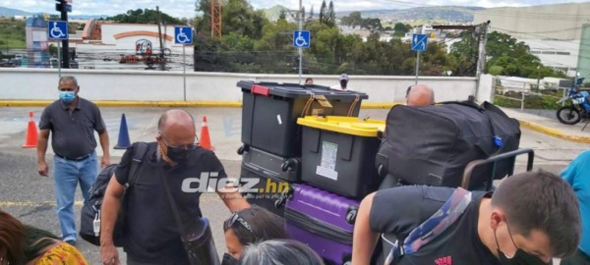 ¡Se fue mudo y con todas sus maletas! Las imágenes de la partida del técnico Fabián Coito