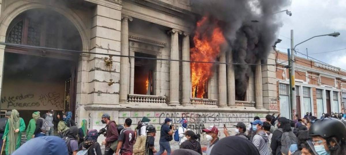 Guatemaltecos enardecidos incendian el Congreso Nacional exigiendo la renuncia del presidente Alejandro Giammattei