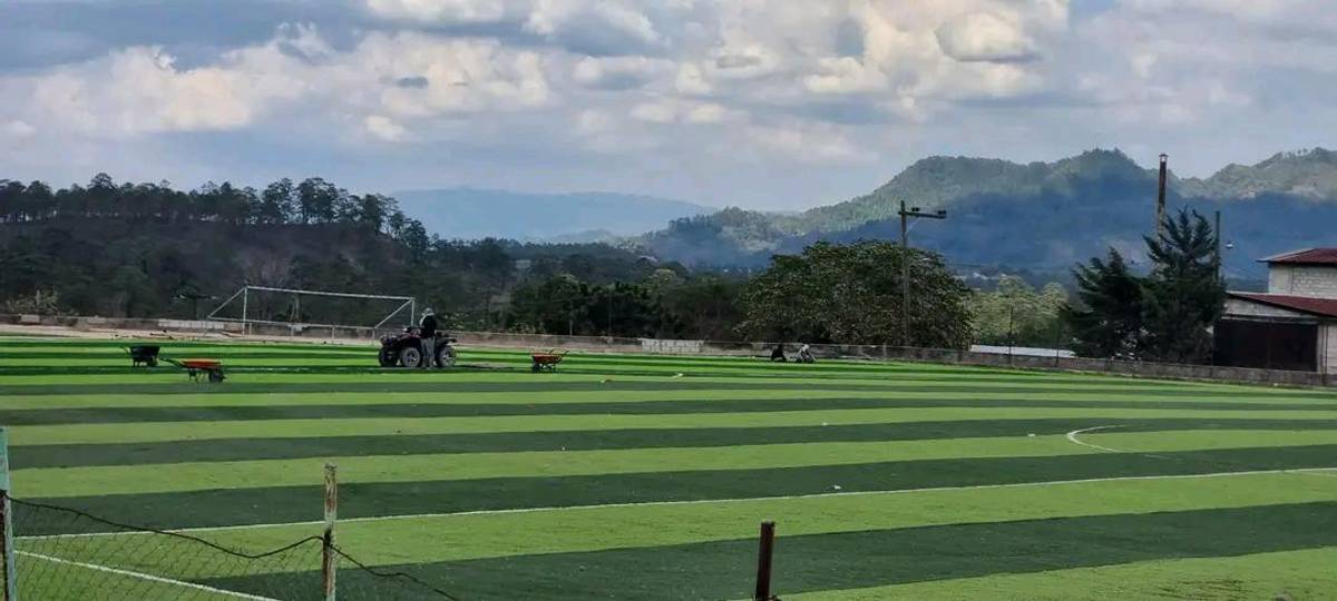 Después de ser un tierrero a esto: Inauguran hermoso campo de fútbol sinténtico en Marcala, La Paz