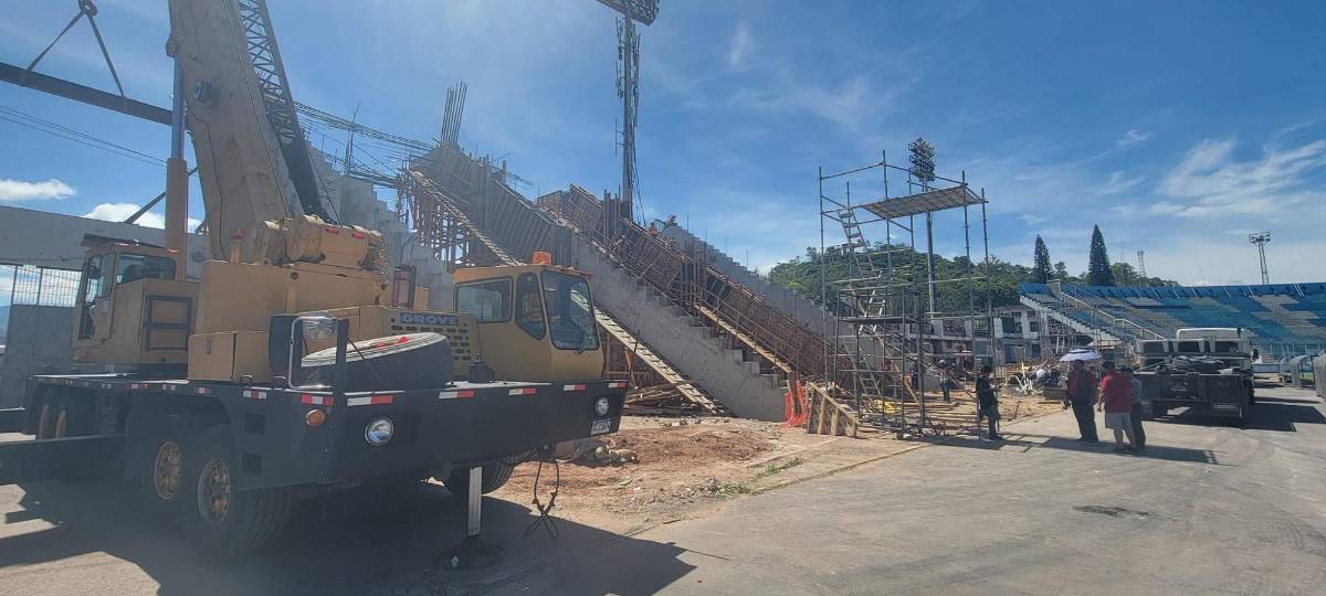 Así comienzan los trabajos de instalación de las nuevas graderías del sector de Sol del estadio Nacional Chelato Uclés