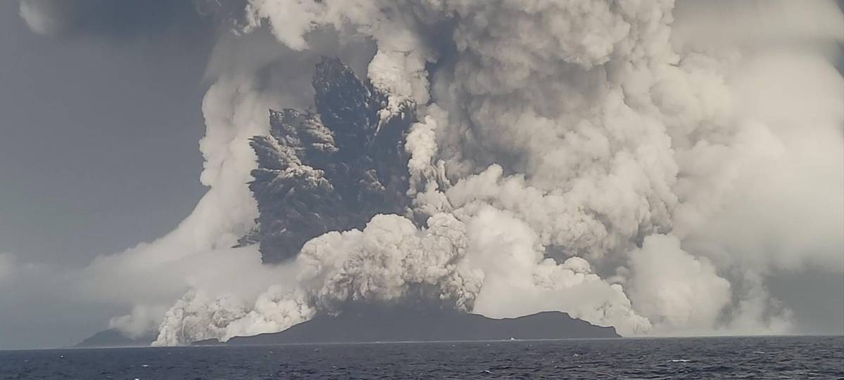 Las impactantes imágenes en Tonga tras la erupción de un volcán submarino  que provoca alertas de Tsunami