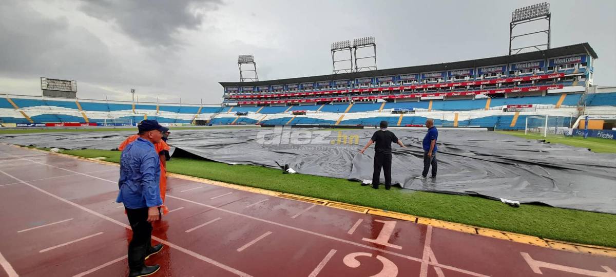 ¡A ponerle la lona de emergencia! Así luce el estadio Olímpico previo al juego de Honduras ante Curazao
