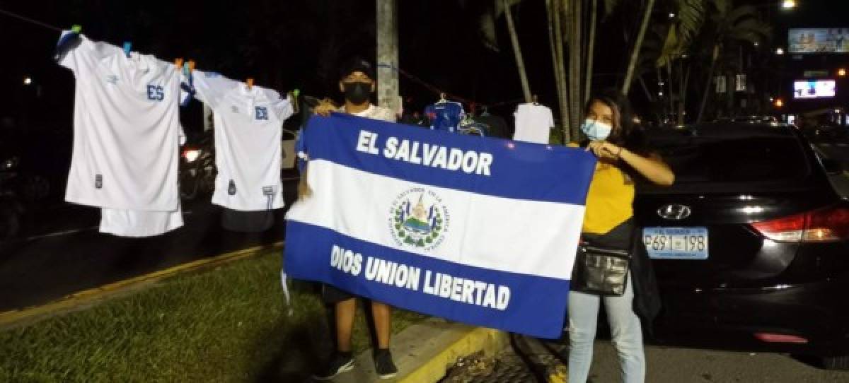 Esto es Concacaf: Salvadoreños le llevan 'serenata' a la selección de México y los insultan
